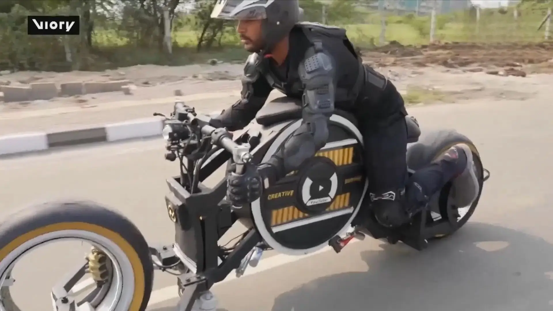 Sinh viên Ấn Độ chế tạo xe máy điện AI đầu tiên